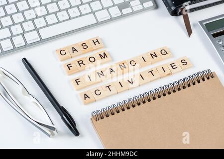 Concept de trésorerie provenant des activités de financement Banque D'Images