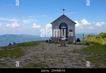 Vue sur la chapelle du Mont Caucase en Ligurie, province de Gênes, Italie Banque D'Images