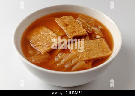 Soupe Kimchi Oden sur fond blanc Banque D'Images