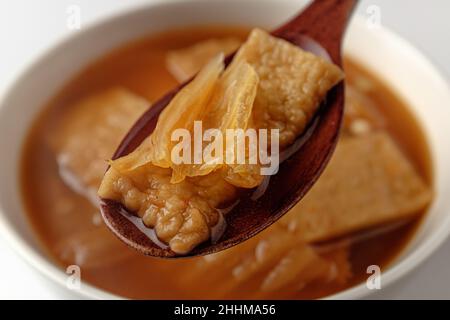 Soupe Kimchi Oden sur fond blanc Banque D'Images