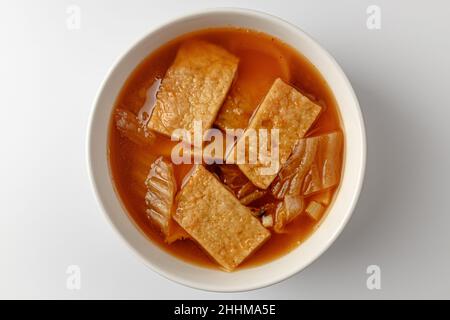 Plat à soupe avec kimchi.Soupe avec Oden.Culture alimentaire coréenne Banque D'Images