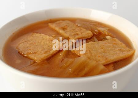 Soupe Kimchi Oden sur fond blanc Banque D'Images