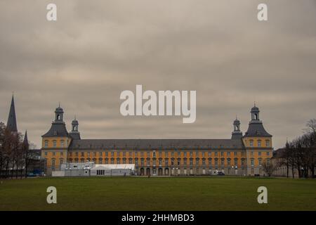 Bonn, Allemagne 24 janvier 2022, le château de Bonn avec le jardin de la cour Banque D'Images