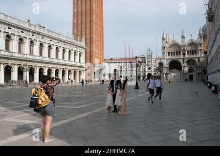 Promenade touristique sur la place Saint-Marc à Venise, Italie, 20 juin 2020. Banque D'Images