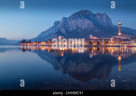 Vue colorée de Lecco, Lombardie, reflet sur le lac de Côme à l'heure bleue, Italie Banque D'Images