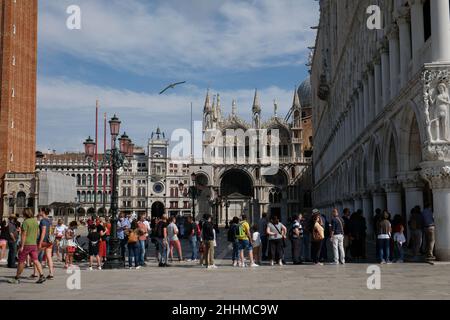 Les touristes font la queue pour entrer au Palais des Doges à Venise, Italie, le 20 juin 2020 Banque D'Images