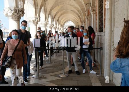 Les touristes font la queue pour entrer au Palais des Doges à Venise, Italie, le 20 juin 2020 Banque D'Images