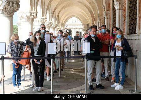 Les touristes font la queue pour entrer au Palais des Doges à Venise, Italie, le 20 juin 2020 Banque D'Images