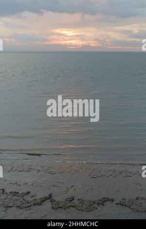 Coucher de soleil au milieu de l'été au-dessus de Solway et de la mer d'Irlande, depuis Silloth à Cumbria, Royaume-Uni Banque D'Images