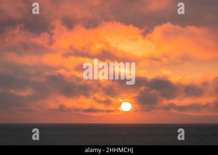 Coucher de soleil au milieu de l'été au-dessus de Solway et de la mer d'Irlande, depuis Silloth à Cumbria, Royaume-Uni Banque D'Images