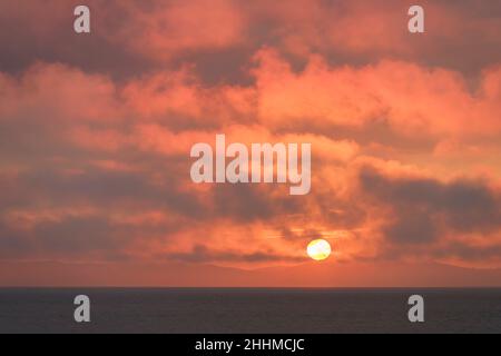 Coucher de soleil depuis Silloth, en Cumbria.Côte de Solway et mer d'Irlande. Banque D'Images