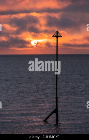 Coucher de soleil au milieu de l'été au-dessus de Solway et de la mer d'Irlande, depuis Silloth à Cumbria, Royaume-Uni Banque D'Images