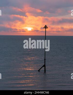 Coucher de soleil au milieu de l'été au-dessus de Solway et de la mer d'Irlande, depuis Silloth à Cumbria, Royaume-Uni Banque D'Images