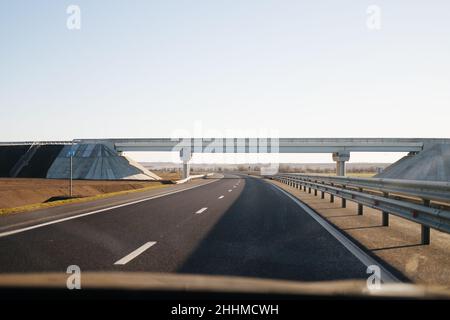 Vue de la route vide depuis la fenêtre de la voiture. Banque D'Images