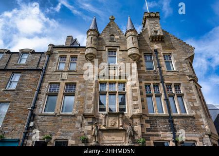 Façade du Kirkwall et du centre communautaire St Ola et de l'hôtel de ville sur Broad Street, Kirkwall à Orkney, en Écosse Banque D'Images