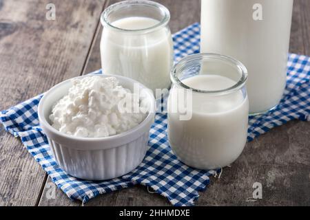 Boisson au kéfir au lait sur une table en bois Banque D'Images