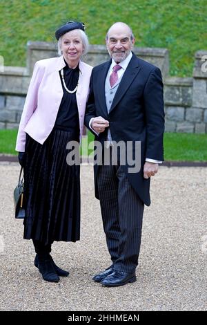 L'acteur David Suchet et sa femme Sheila Ferris arrivent pour sa cérémonie d'investiture au château de Windsor.Date de la photo: Mardi 25 janvier 2022. Banque D'Images