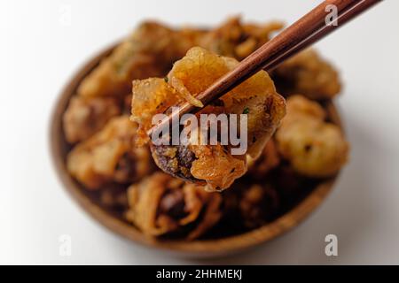 Gésier de poulet frit sur un fond blanc Banque D'Images