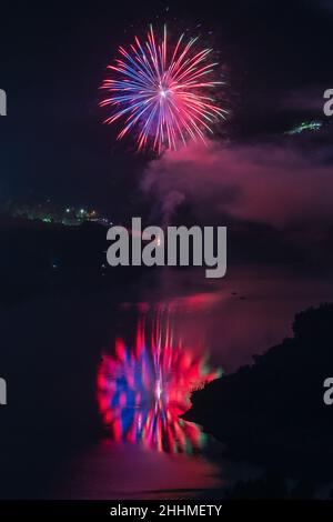 Feux d'artifice, Lac San Lorenzo, Fiastra, Marche, Italie,Europe Banque D'Images