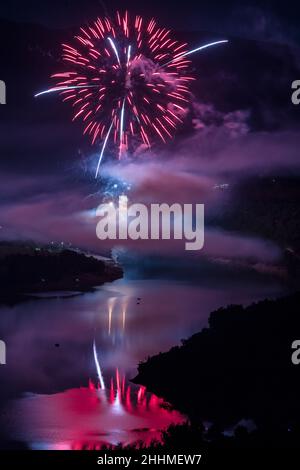 Feux d'artifice, Lac San Lorenzo, Fiastra, Marche, Italie,Europe Banque D'Images