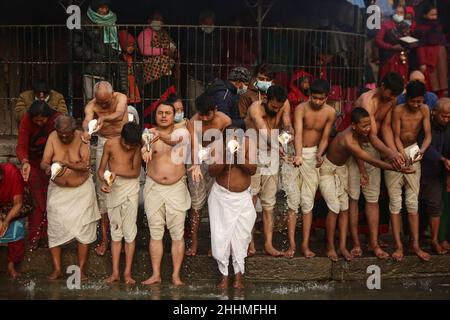 Bhaktapur, Bagmati, Népal.25th janvier 2022.Un dévotté hindou népalais offrant la prière rituelle pendant un mois au Festival Narayan de Madhav ou au festival de Swasthani Brata Katha à la rivière Hanumante, Bhaktapur, Népal.Le festival est dédié à Dieu Madhav Narayan et à la déesse Swasthani dans laquelle les dévotés hindous recréent et récitent des contes folkloriques sur les exploits miraculeux qu'ils ont réalisés.(Image de crédit : © Amit Machamasi/ZUMA Press Wire) Banque D'Images