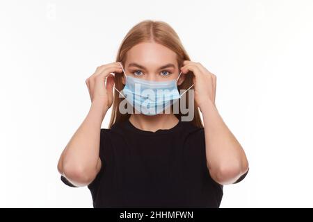 Fille met un masque médical pour la protection contre l'infection. Concept de santé et de médecine. Banque D'Images