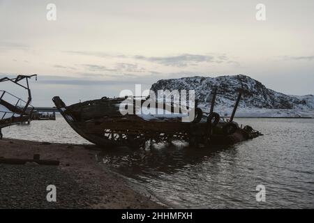 Cimetière de vieux navires à Teriberka Mourmansk Russie, photo dramatique. Banque D'Images