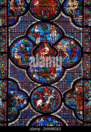 Vitraux médiévaux fenêtre de la cathédrale gothique de Chartres, France - dédiée au bon Samaritain .Le panneau central montre Adam habitation dans par Banque D'Images