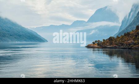 Vue panoramique sur le fjord scandinave Banque D'Images