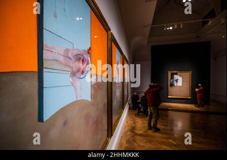 Londres, Royaume-Uni.25th janvier 2022.Triptyque, 1897 - Francis Bacon: Man and Beast à la Royal Academy of Arts, Londres.C'est la première exposition à tracer le développement de l'œuvre de l'artiste à travers la lentille de sa fascination pour les animaux.Il comprend 46 peintures couvrant sa carrière et s'étend du 29 janvier au 17 avril 2022 crédit: Guy Bell/Alamy Live News Banque D'Images