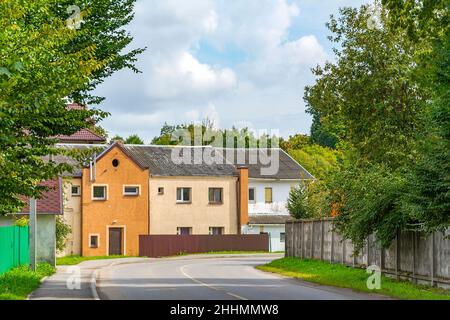 Vue sur la rue Zarechnaya dans la ville de Guryevsk, région de Kaliningrad Banque D'Images