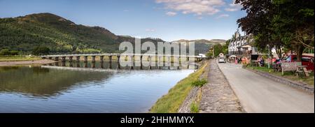 Vue panoramique sur le pont à péage de Penmaenpool sur l'Afon Mawddach, pays de Galles Banque D'Images