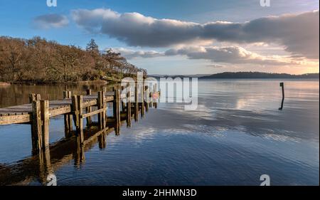 Soleil en fin d'après-midi à la jetée de Sallochy Bay sur le Loch Lomond Banque D'Images