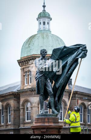 Le Stonemason Gregor Przeklasa dévoile la statue de Robert Burns, âgée de 124 ans, lors d'une cérémonie marquant le retour de son domicile sur la rue Baltic à Leith, Édimbourg.La statue a été enlevée en 2019 dans le cadre des travaux de tramway d'Édimbourg.Date de la photo: Mardi 25 janvier 2022. Banque D'Images