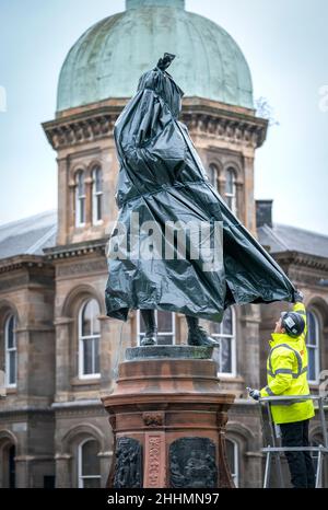 Le Stonemason Gregor Przeklasa dévoile la statue de Robert Burns, âgée de 124 ans, lors d'une cérémonie marquant le retour de son domicile sur la rue Baltic à Leith, Édimbourg.La statue a été enlevée en 2019 dans le cadre des travaux de tramway d'Édimbourg.Date de la photo: Mardi 25 janvier 2022. Banque D'Images