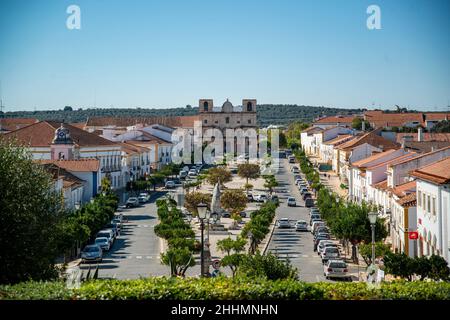 La place principale ou PARCA da Republica avec l'église et Igeja de sao Bartolomeu dans la ville de Vila Vicosa dans Alentejo au Portugal.Portugal, Vila Banque D'Images