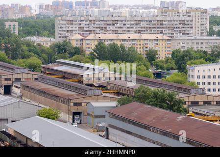 Toits d'entrepôts industriels ou de bâtiments en ville. Banque D'Images