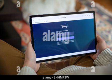 Grèce Athènes, janvier 23 2022.Disney plus, logo du service d'abonnement en streaming vidéo en ligne sur l'écran de la tablette numérique. Banque D'Images