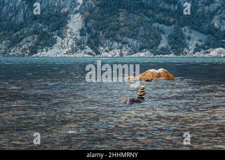 cairns sur l'eau, Norvège Banque D'Images