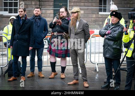 Les membres du public et du Conseil municipal d'Édimbourg regardent la statue de Robert Burns, âgée de 124 ans, dévoilée lors d'une cérémonie marquant le retour de son domicile sur la rue Baltic à Leith, à Édimbourg.La statue a été enlevée en 2019 dans le cadre des travaux de tramway d'Édimbourg.Date de la photo: Mardi 25 janvier 2022. Banque D'Images