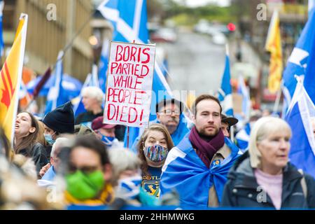 Tous les manifestants sous une seule bannière participent à la « manifestation d'urgence - Sack Johnson, End Tory Rule, Independence Now » à Glasgow alors que le premier ministre est confronté à des appels à la démission.Crédit: Euan Cherry Banque D'Images