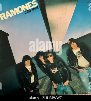 New York City, NY, États-Unis, 'The Ramones' 'Leave Home » Punk Rock Band, Collection de disques, Collection de musique des années 1970, Sire Records, 1977, CULTURE JEUNESSE des années 1970, albums vinyles rock classiques, pochettes vintage Banque D'Images