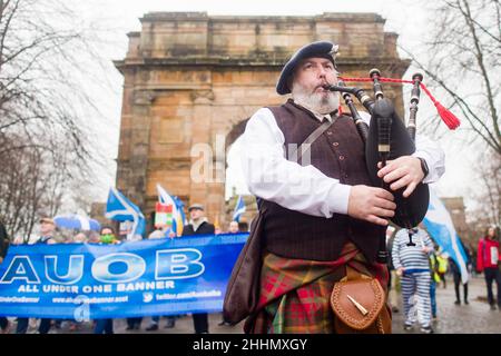 Tous les manifestants sous une seule bannière participent à la « manifestation d'urgence - Sack Johnson, End Tory Rule, Independence Now » à Glasgow alors que le premier ministre est confronté à des appels à la démission.Crédit: Euan Cherry Banque D'Images