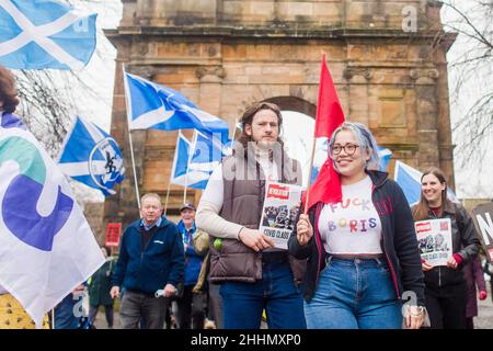 Tous les manifestants sous une seule bannière participent à la « manifestation d'urgence - Sack Johnson, End Tory Rule, Independence Now » à Glasgow alors que le premier ministre est confronté à des appels à la démission.Crédit: Euan Cherry Banque D'Images