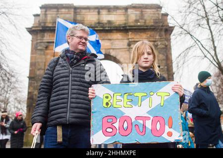 Tous les manifestants sous une seule bannière participent à la « manifestation d'urgence - Sack Johnson, End Tory Rule, Independence Now » à Glasgow alors que le premier ministre est confronté à des appels à la démission.Crédit: Euan Cherry Banque D'Images