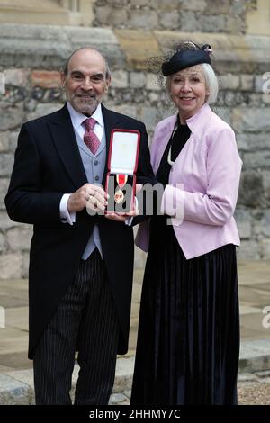 L'acteur Sir David Suchet et sa femme Sheila Ferris ont reçu sa chevalier pour des services à Drama et à Charité lors d'une cérémonie d'investiture au château de Windsor.Date de la photo: Mardi 25 janvier 2022. Banque D'Images