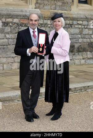 L'acteur Sir David Suchet et sa femme Sheila Ferris ont reçu sa chevalier pour des services à Drama et à Charité lors d'une cérémonie d'investiture au château de Windsor.Date de la photo: Mardi 25 janvier 2022. Banque D'Images