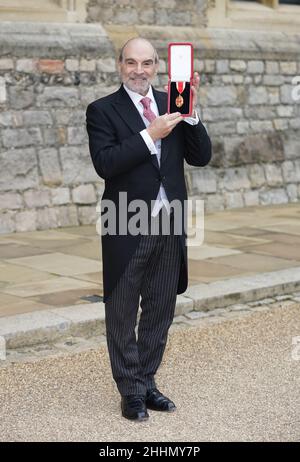 L'acteur Sir David Suchet et sa femme Sheila Ferris ont reçu sa chevalier pour des services à Drama et à Charité lors d'une cérémonie d'investiture au château de Windsor.Date de la photo: Mardi 25 janvier 2022. Banque D'Images