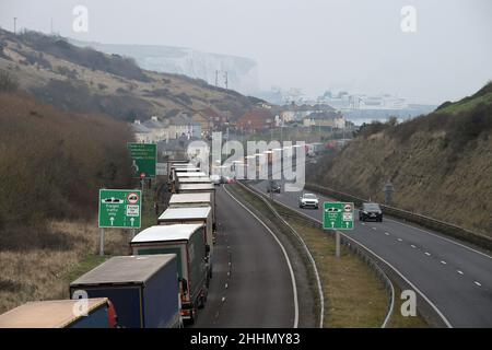 Dover Ken, Royaume-Uni.25th janvier 2022.Longues files d'attente de camions en direction du port de Douvres.Les chauffeurs sont confrontés à de longs retards dans la Manche en raison du fait que le personnel du port se débat avec les nouveaux formulaires de douane qui ont été introduits début janvier.Les conducteurs se sont plaints du fait qu'il faut environ 15 minutes pour remplir le nouveau service de circulation des véhicules de marchandises (GVMS) et d'autres documents d'exportation au crédit du port de Douvres : MARTIN DALTON/Alay Live News Banque D'Images