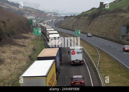 Dover Ken, Royaume-Uni.25th janvier 2022.Longues files d'attente de camions en direction du port de Douvres.Les chauffeurs sont confrontés à de longs retards dans la Manche en raison du fait que le personnel du port se débat avec les nouveaux formulaires de douane qui ont été introduits début janvier.Les conducteurs se sont plaints du fait qu'il faut environ 15 minutes pour remplir le nouveau service de circulation des véhicules de marchandises (GVMS) et d'autres documents d'exportation au crédit du port de Douvres : MARTIN DALTON/Alay Live News Banque D'Images